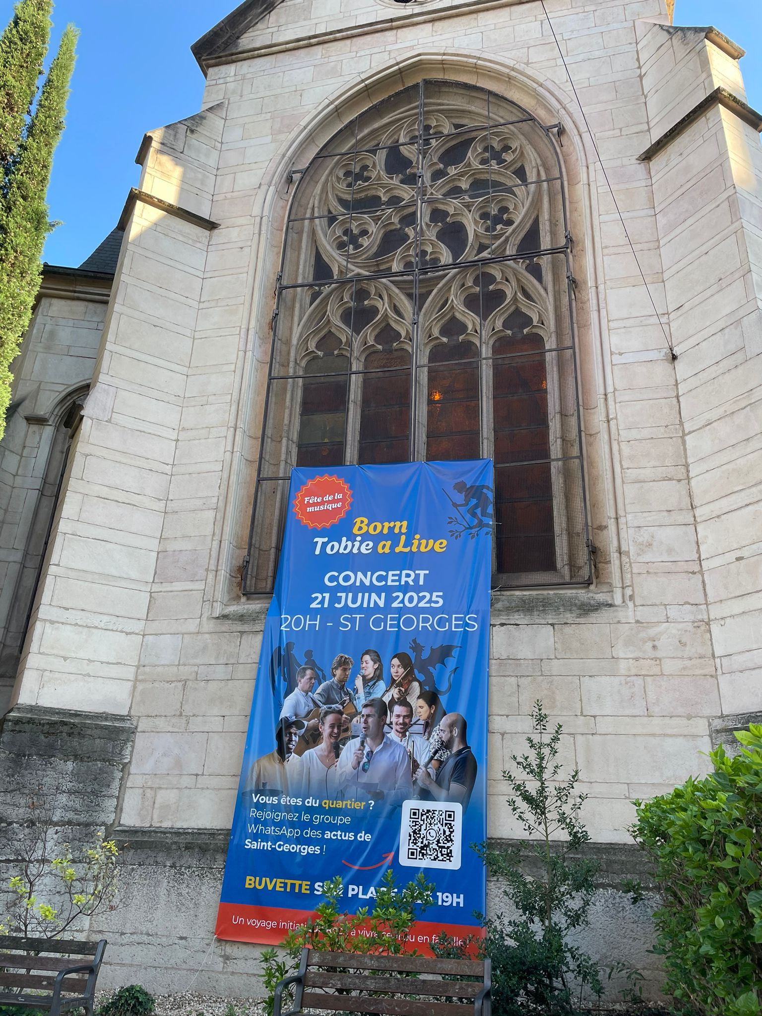 Banderole Born Tobie Alive 2025 installée sur la façade gothique de l'église Saint-Georges