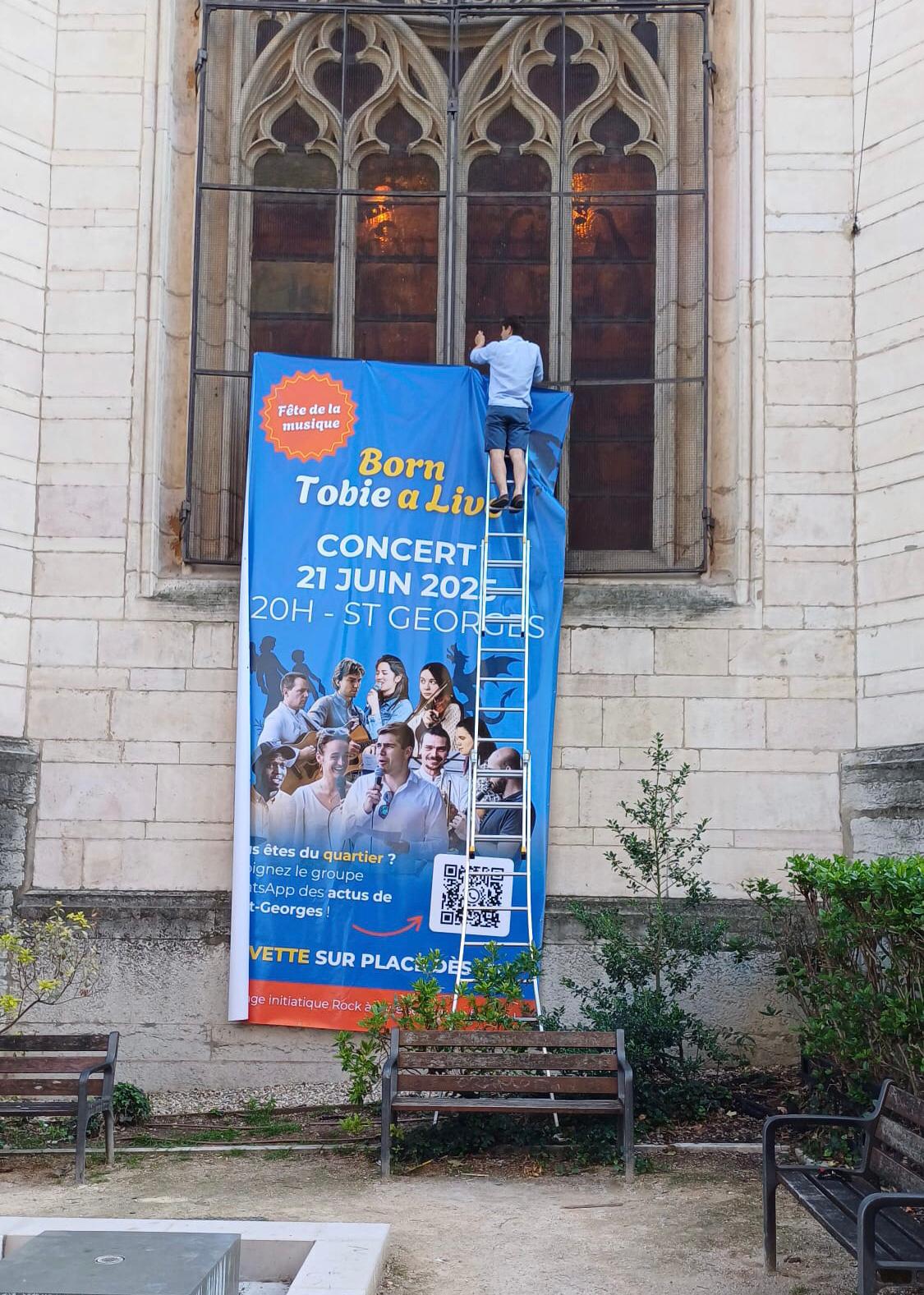 Installation de la banderole sur la façade de l'église — édition 2025