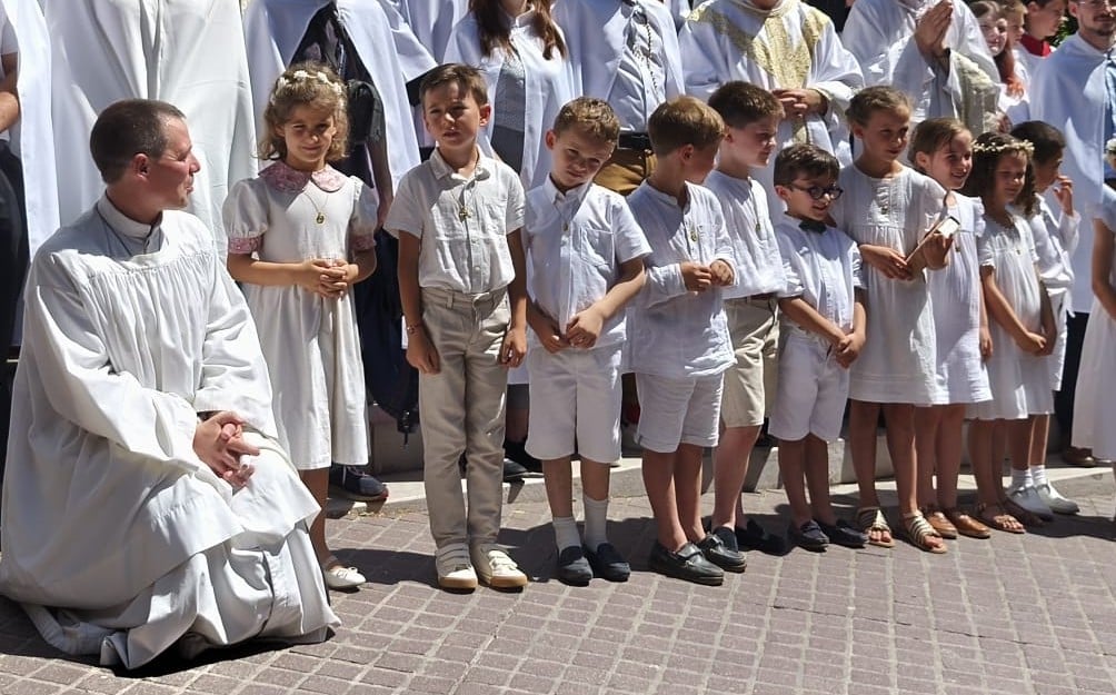 Enfants de Saint-Georges avec un prêtre